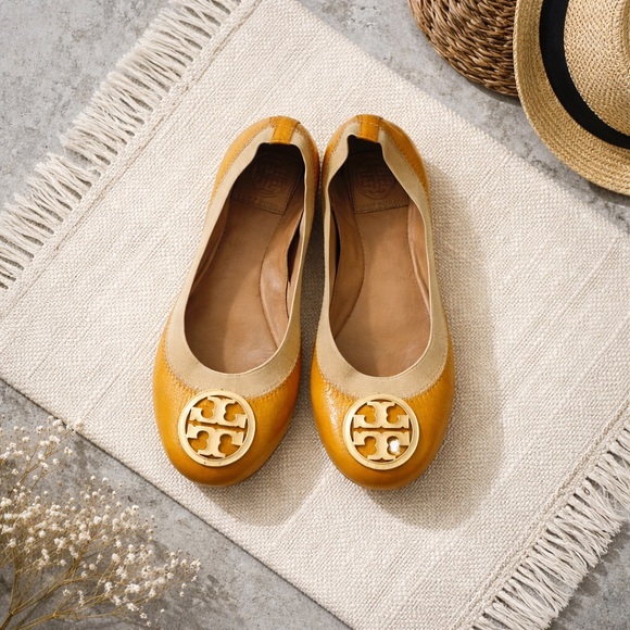 Tory Burch Shoes - Tory Burch Caroline Size 6M Beige Elastic and Leather Ballet Flats